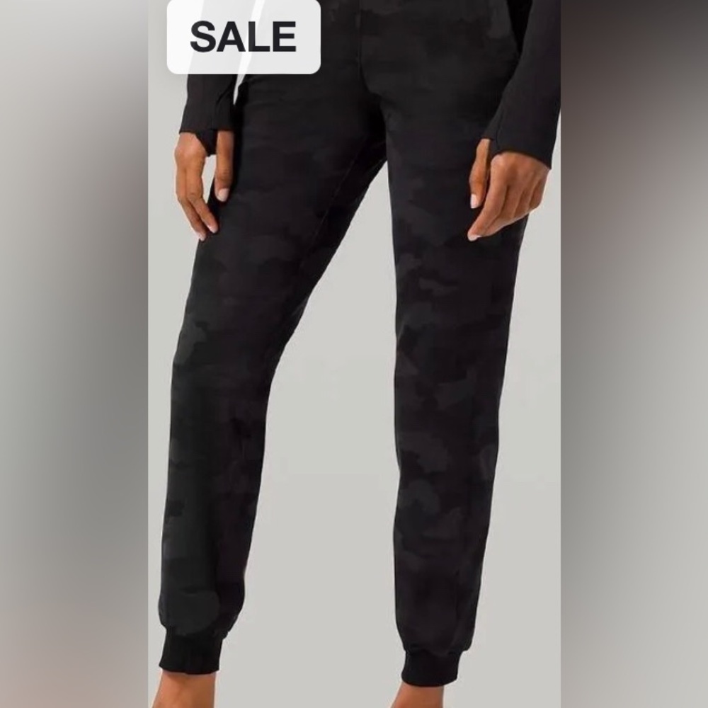 Lululemon Black Camouflage Joggers size 4 awesome  great light use condition